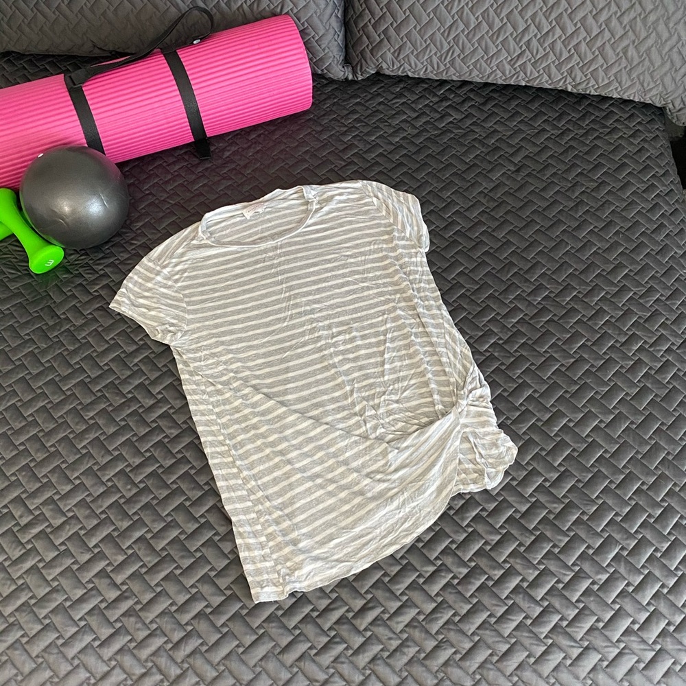 EUC gray & white top w/knot detail